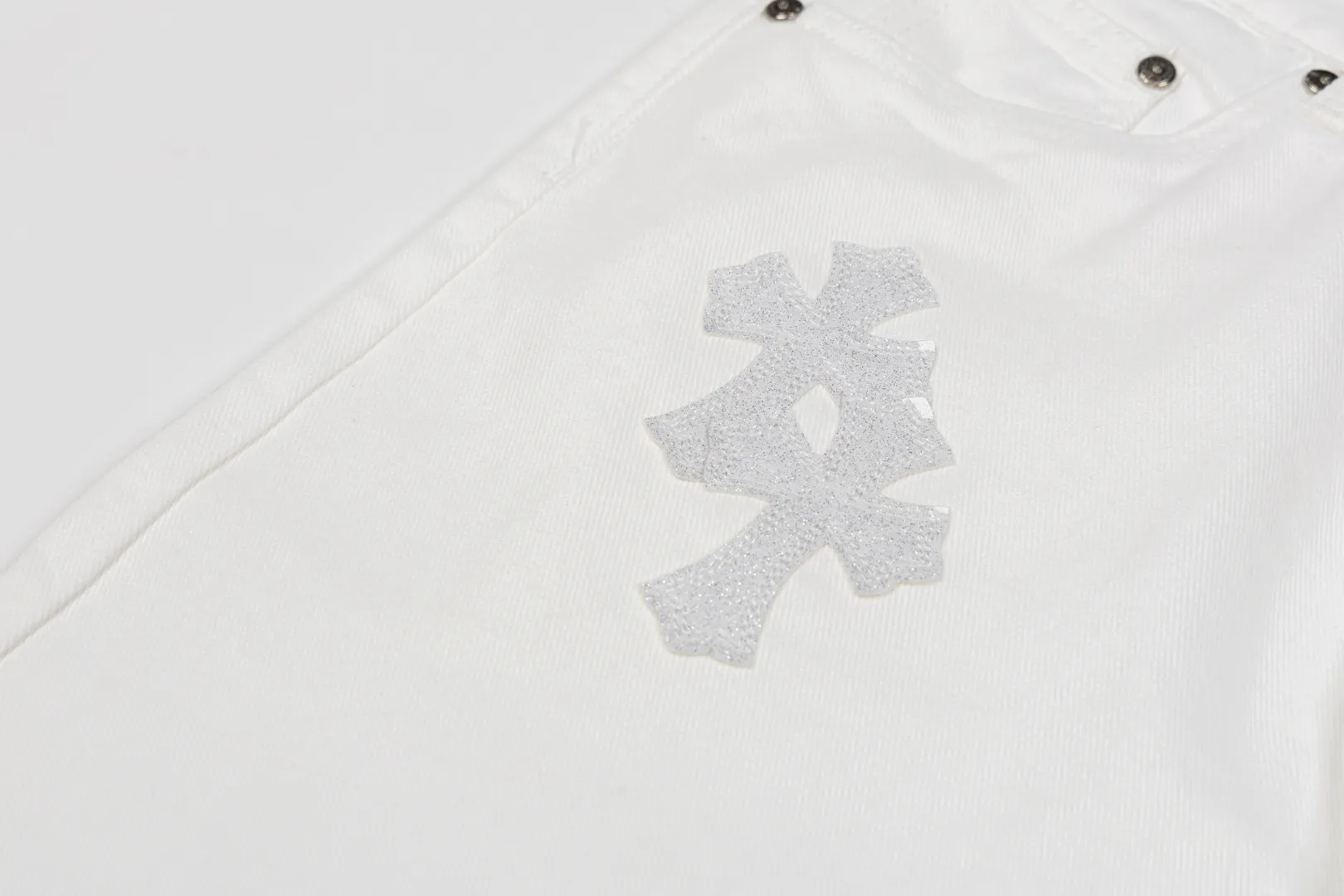 135 CH Crow Heart White Pants, White Leather Cross and Leather Washed Jeans. The jeans need to be washed and then disassembled and hand-stitched with sheepskin cross leather and then spliced ​​together to complete. The whole piece has too many craftsmanship to explain. The patchwork cross pattern is embellished, and the high-waisted washed jeans! ! Absolutely Premium luxury product, a god-level single product, a super popular product, made with top heavy industry, a magic weapon not to be missed. Customized hardware, thick fabric, soft after washing, good breathability, customized small leather label, unique design, simple and elegant details, exquisite workmanship, the whole trousers are neatly routed, and the details are in place! It’s so cool that both men and women can easily control the genderless trend! Style number: 2068# Color: White Size: 26 28 30 32 34 36